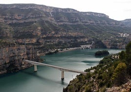 Buscan a un hombre desaparecido en el río Júcar a su paso por la localidad valenciana de Cortes de Pallás