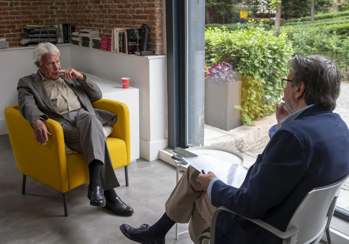 Felipe González con Ignacio Camacho en un momento de la entrevista