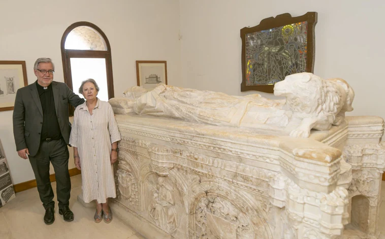 Imagen principal - Arriba, Prim y Yunquera, junto al sepulcro en su actual ubicación, en la Catedral Magistral de Alcalá. Abajo, izq., relieve de la Prudencia, localizado en Navarra y cedido al obispado. Dcha, el torreón que aún falta por reinstalarse, en el interior de la caja de madera donde se custodia