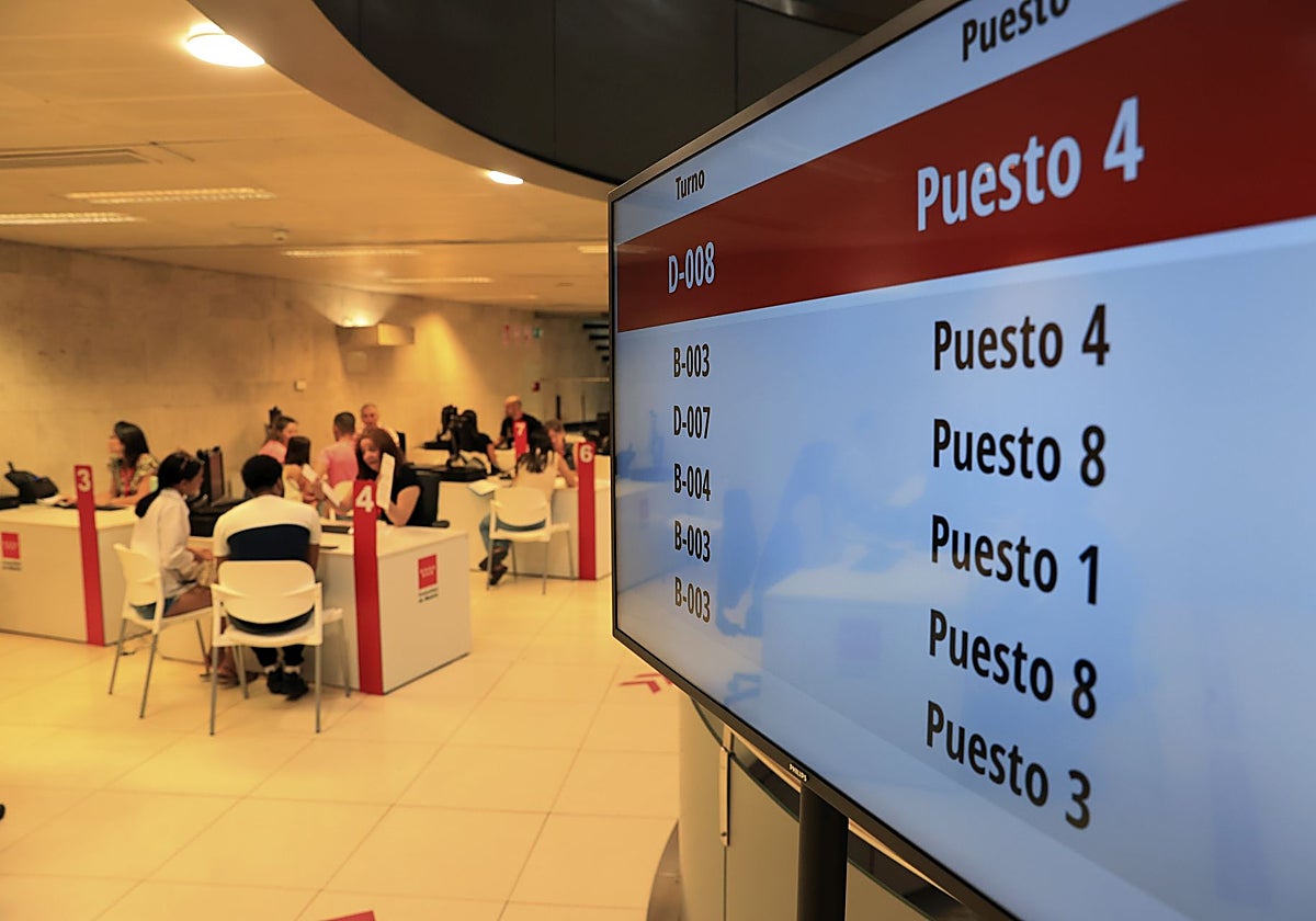 Una pantalla muestra los turnos de atención al ciudadano