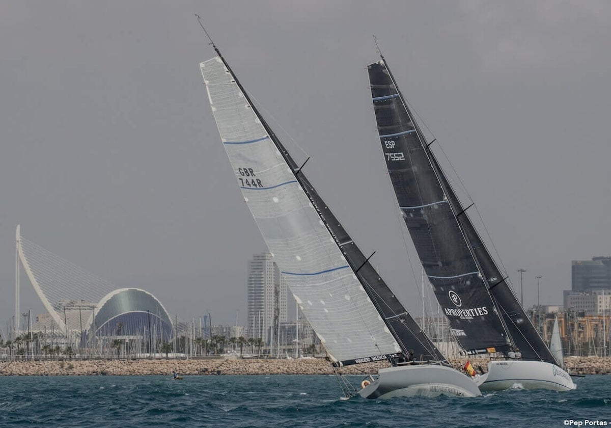 Imagen de dos embarcaciones durante el Trofeo S.M. La Reina en Valencia