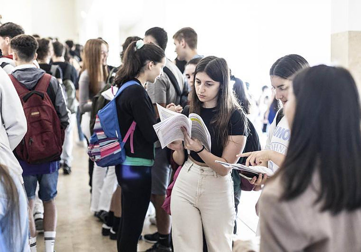 Un grupo de estudiantes durante la selectividad, en Santiago de Compostela, en una imagen de archivo