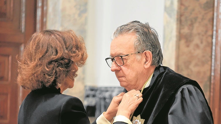 Herrero de Miñón se rebela contra el voto decisivo de Carmen Calvo en la ley de memoria de Aragón