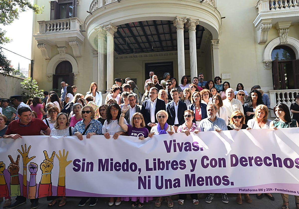 Concentración de repulsa frente a la entrada a la Subdelegación del Gobierno en Granada