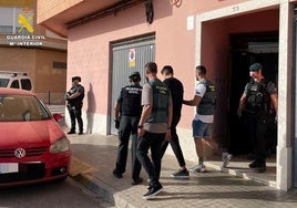 Detienen a dos hombres por asaltar un bar a plena luz del día y herir a una trabajadora en la localidad valenciana de Sueca