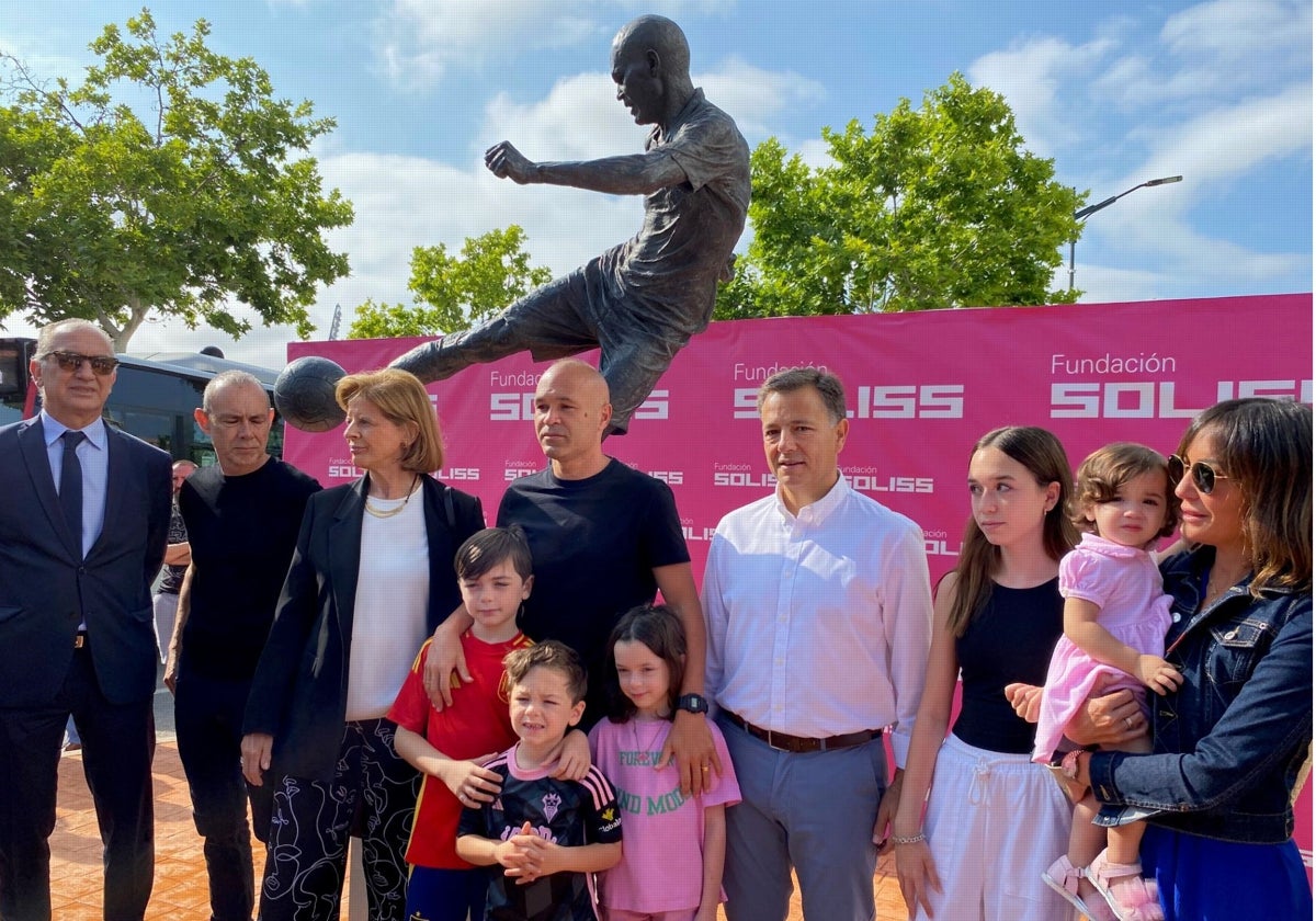 Andrés Iniesta durante la visita que ha realizado a la escultura que Albacete ha instalado para rendirle homenaje