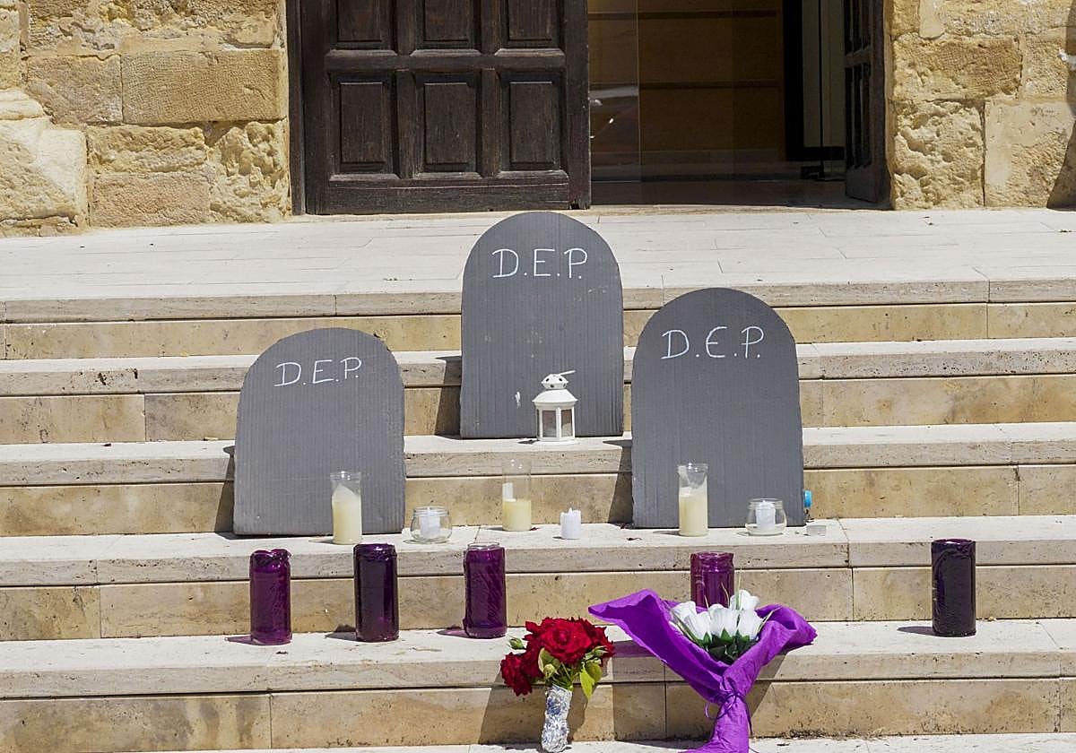 Minuto de silencio por las víctimas de violencia machista en Las Pedroñeas