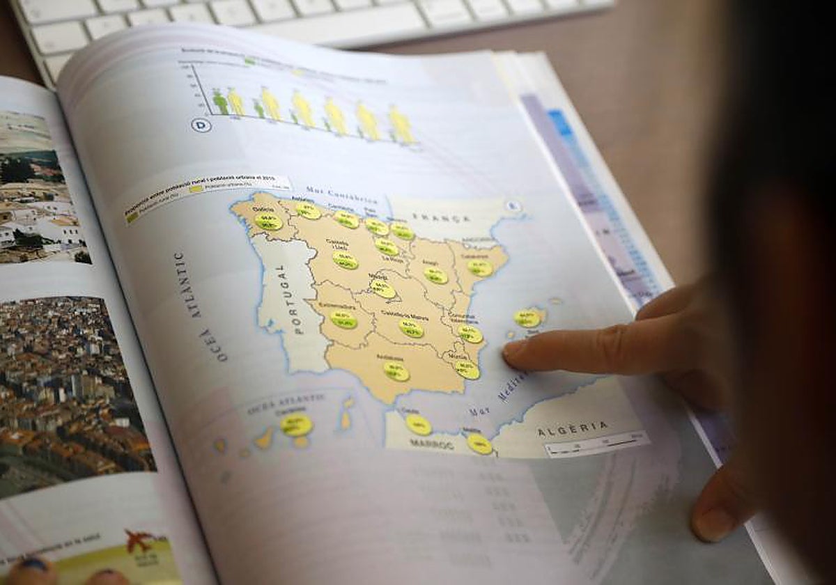 Una alumna observa un mapa de España en valenciano en un centro educativo alicantino.