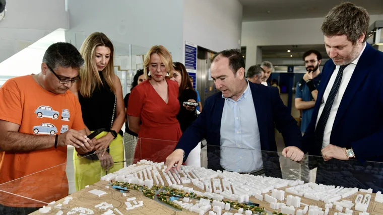 El delegado de Urbanismo, Medio Ambiente y Movilidad, Borja Carabante (en el centro), visita la maqueta del Paseo Verde del Suroeste, en el vestíbulo de la Junta de Distrito de Latina