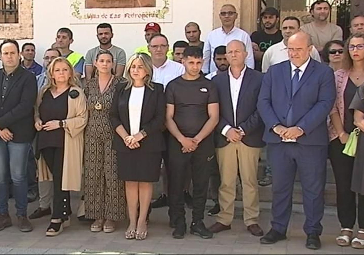 Tolón y Martínez Guijarro durante el minuto de silencio celebrado en Las Pedroñeras (Cuenca)