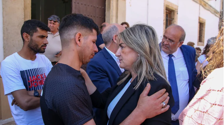 Milagros Tolón junto a uno de los familiares de los tres asesinados en el municipio conquense