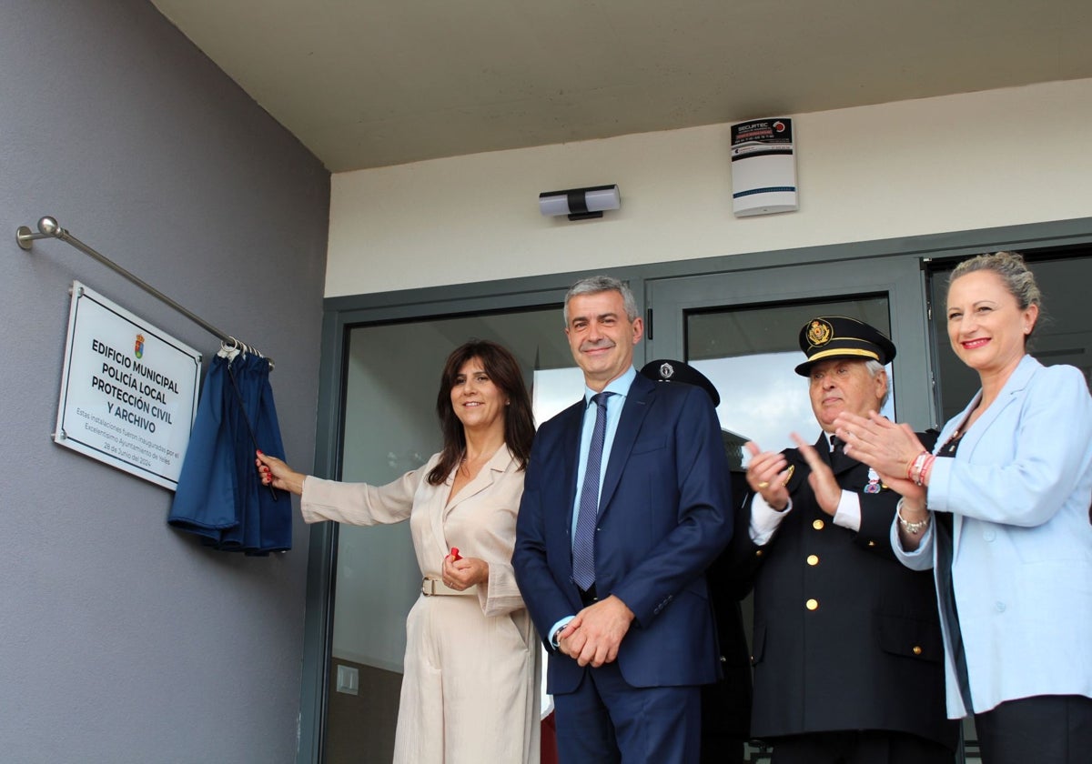 María José Ruiz junto a Álvaro Gutiérrez durante la inauguración de la sede