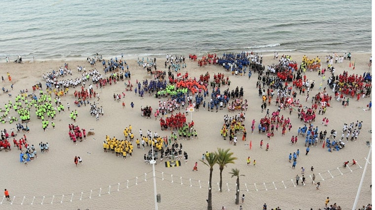 La 30ª Costa Blanca Cup subió el telón del fútbol entre música y fuegos artificiales de bienvenida