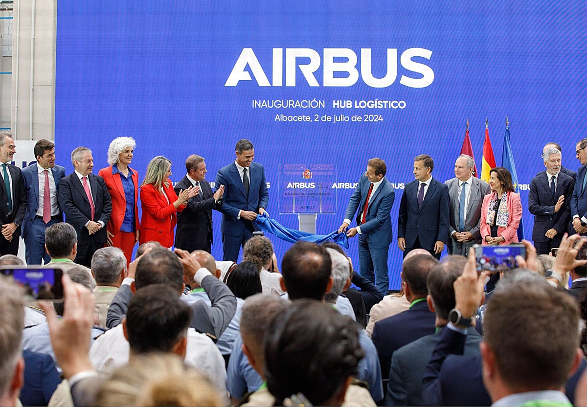 Tolón, Page, Pedro Sánchez y Serrano durante la apertura del nuevo centro logístico
