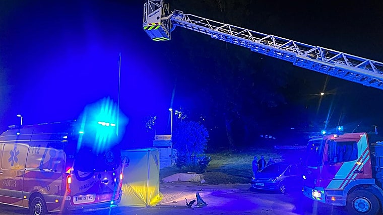 Los Bomberos y el Samur, esta madrugada, en el lugar de los hechos