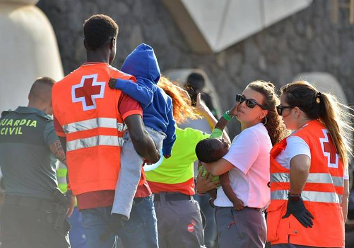 Los medios de asistencia a migrantes atienden a los ocupantes de un cayuco con bebés en el muelle de La Restinga (El Hierro)
