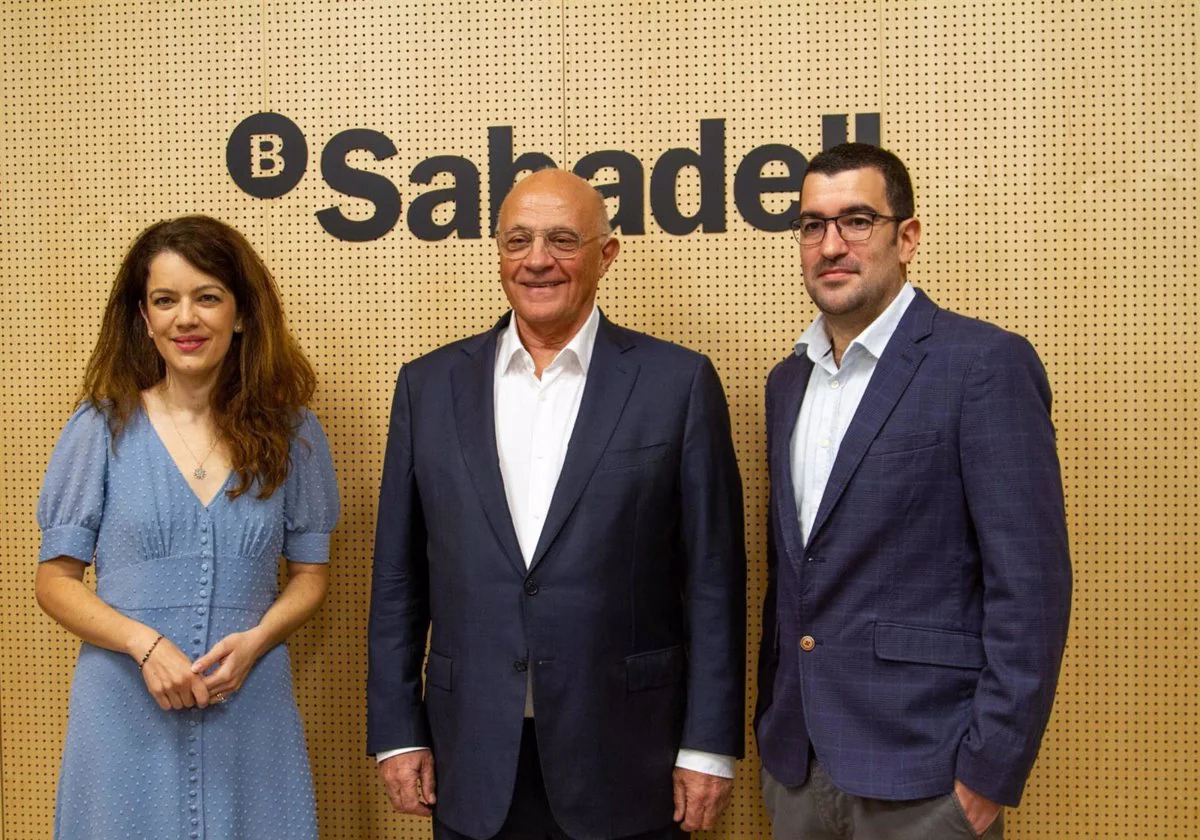 El presidente del Banco Sabadell, Josep Oliu, junto a los premiados