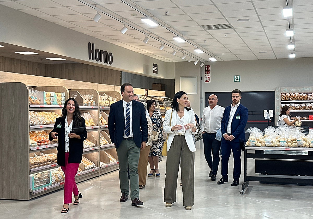 Autoridades en el interior del supermercado de Mercadona en Priego de Córdoba