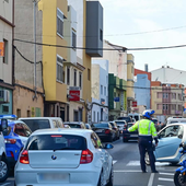 Una furgoneta embiste varios vehículos policiales en una persecución de película en Gran Canaria