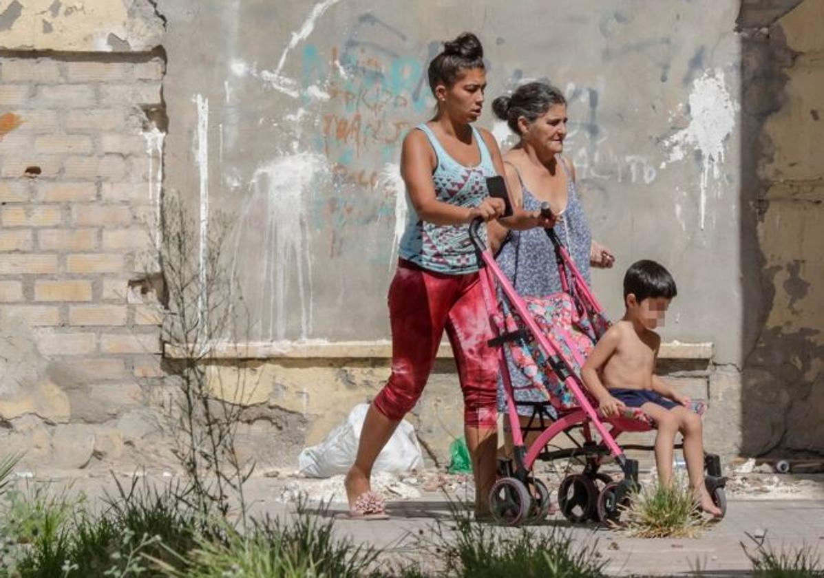 Una familia paseando por el Polígono Sur de Sevilla