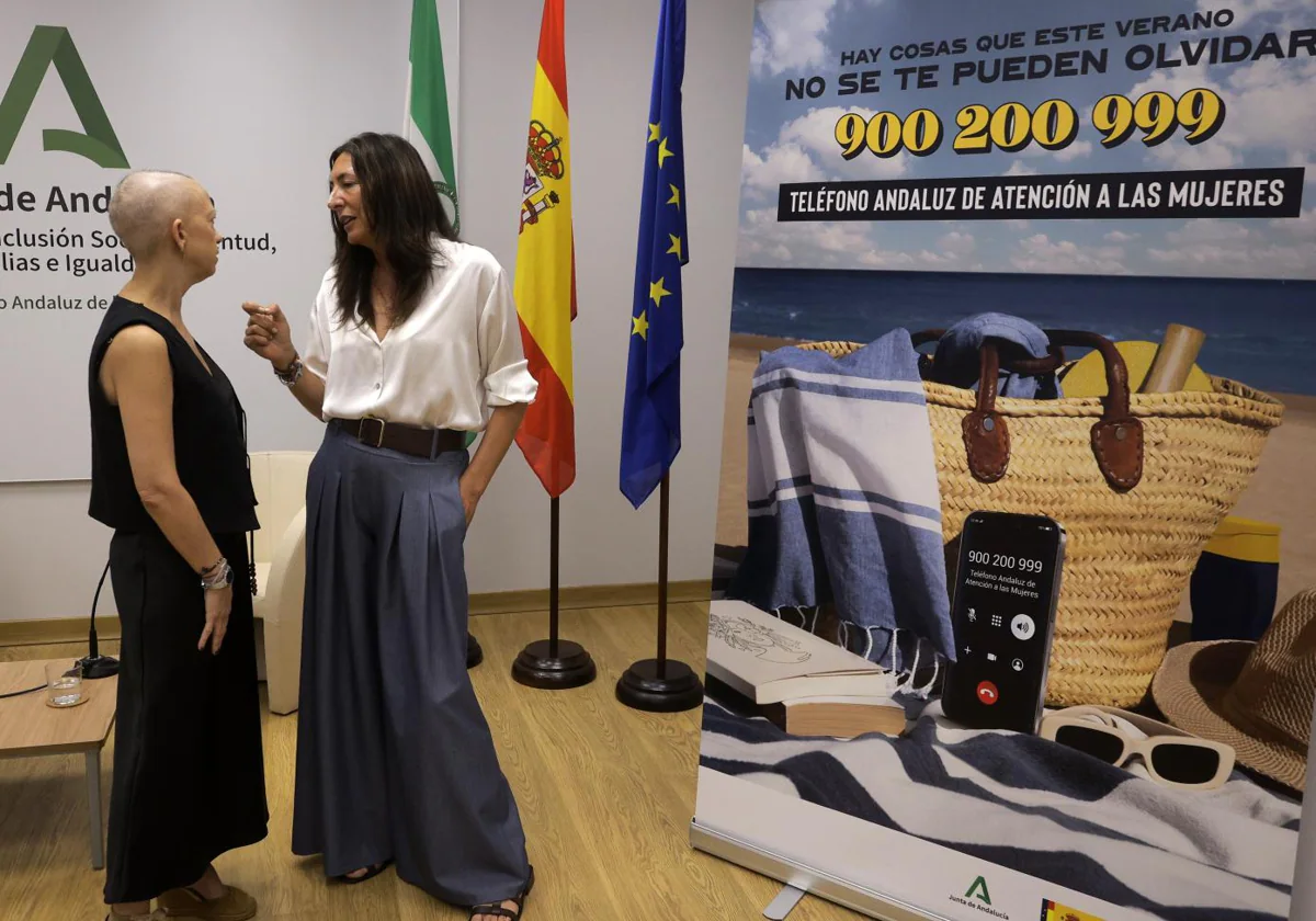 La consejera de Igualdad, Loles López, y la directora del IAM, Olga Carrión, en la presentación de la campaña