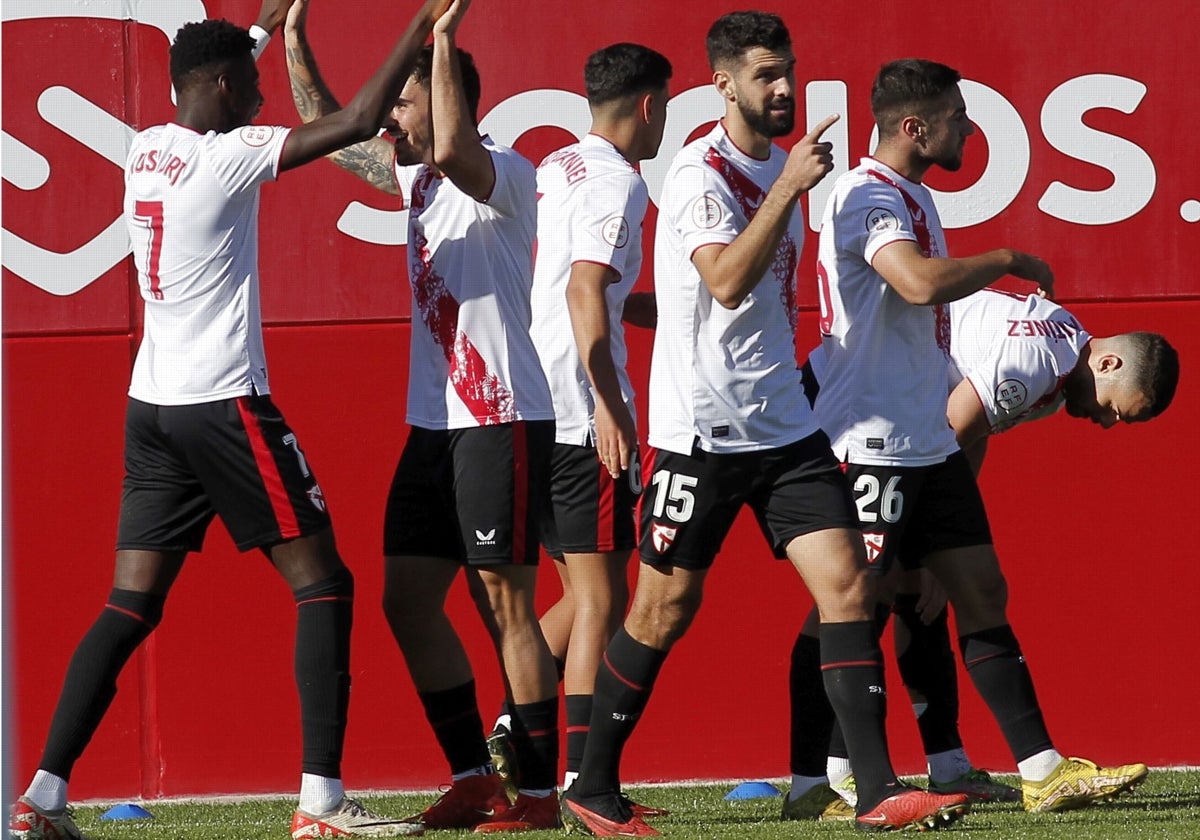 Xavi Sintes, con el dorsal 15, celebra un gol con el Sevilla Atlético durante la pasada temporada