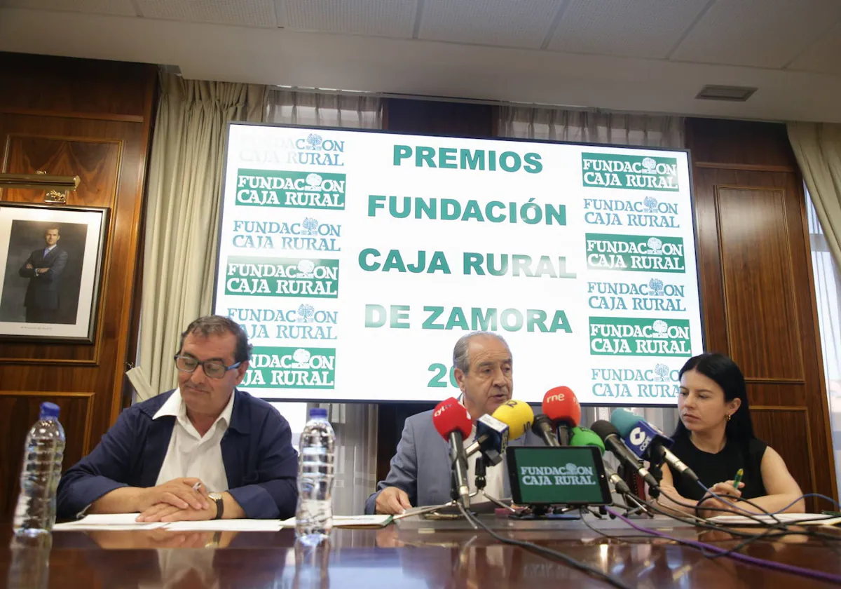 Presentación de los XXVII Premios Fundación Caja Rural de Zamora a cargo del director general de la entidad, Cipriano García; el director Ejecutivo de la Fundación, Narciso Prieto, y la técnico de Comunicación, Laura Huertos.