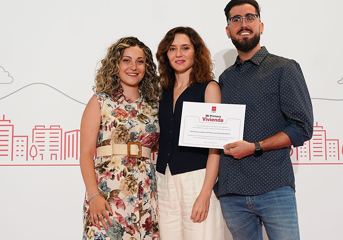 Vanesa y Héctor, que han firmado la hipoteca número 1.300 del Plan Mi Primera Vivienda, junto a la presidenta Díaz Ayuso