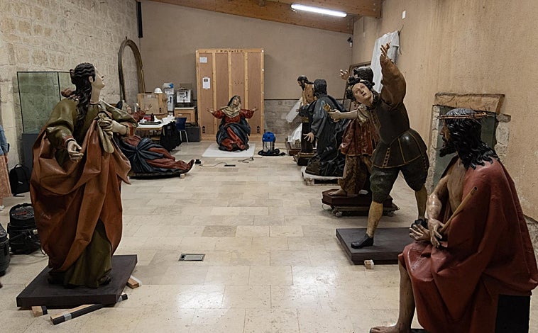 Imagen principal - Tareas de limpieza en las tallas de la Vera Cruz