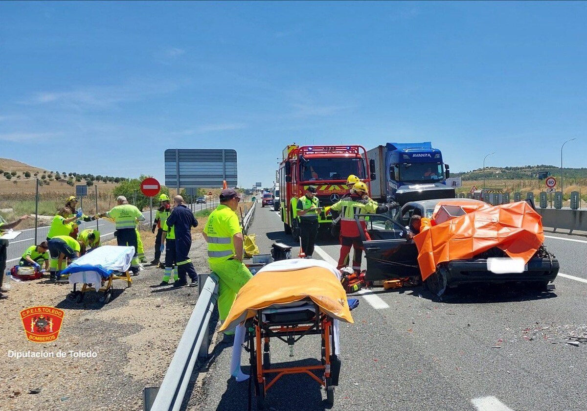 Intervención de los servicios de Emergencia tras la colisión de dos vehículos en la A-4, en Ontígiola