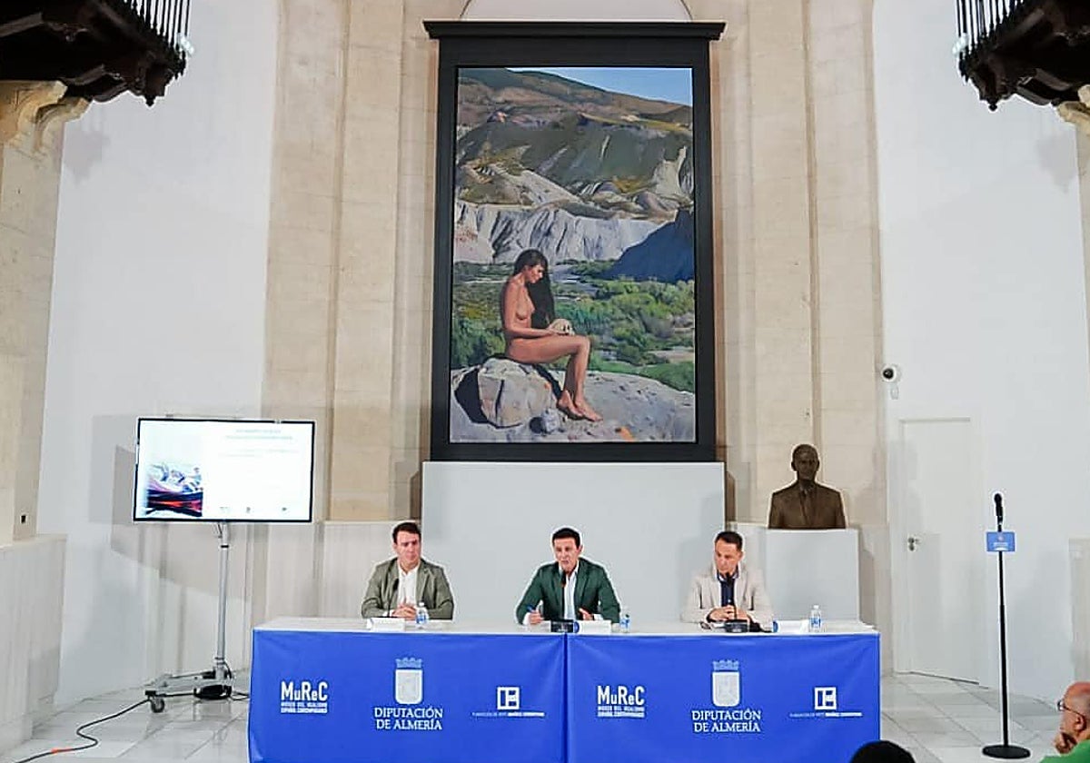 El presidente de la Diputación de Almería, en el centro, durante la presentación de la exposición temporal