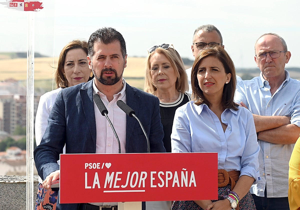 El secretario general del PSOE de Castilla y León, Luis Tudanca, junto a la portavoz nacional de la formacíón, Esther Peña