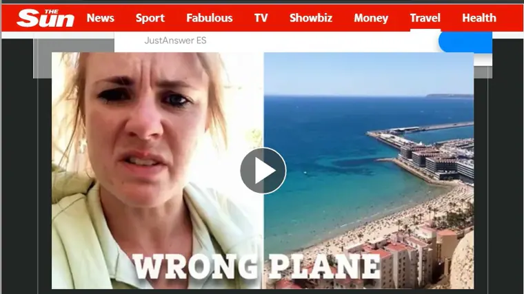 Imagen de la turista junto a una panorámica de Alicante desde el Castillo de Santa Bárbara, con el titular 'Avión equivocado', publicado en The Sun