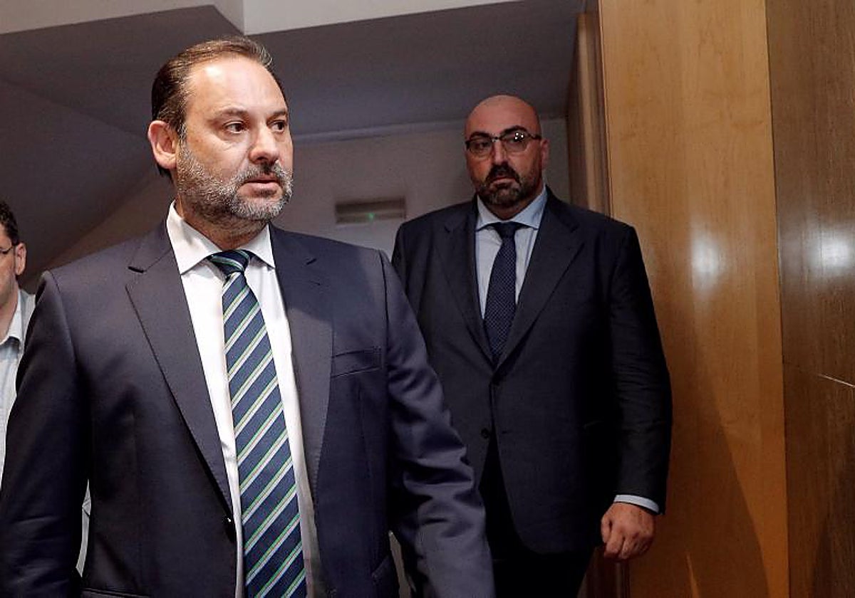 El exministro de Transportes José Luis Ábalos junto a su mano derecha Koldo García