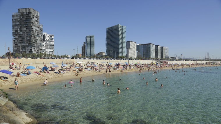 Estas son las playas de Barcelona donde puedes aparcar con tu camper o autocaravana