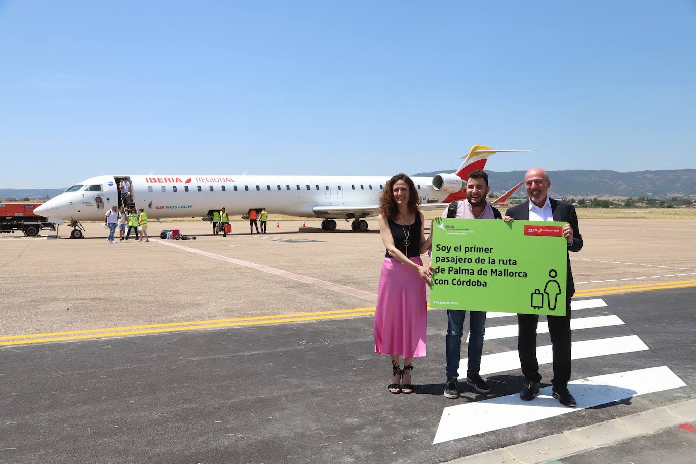 Fotos: la llegada del primer vuelo regular de Palma de Mallorca a Córdoba