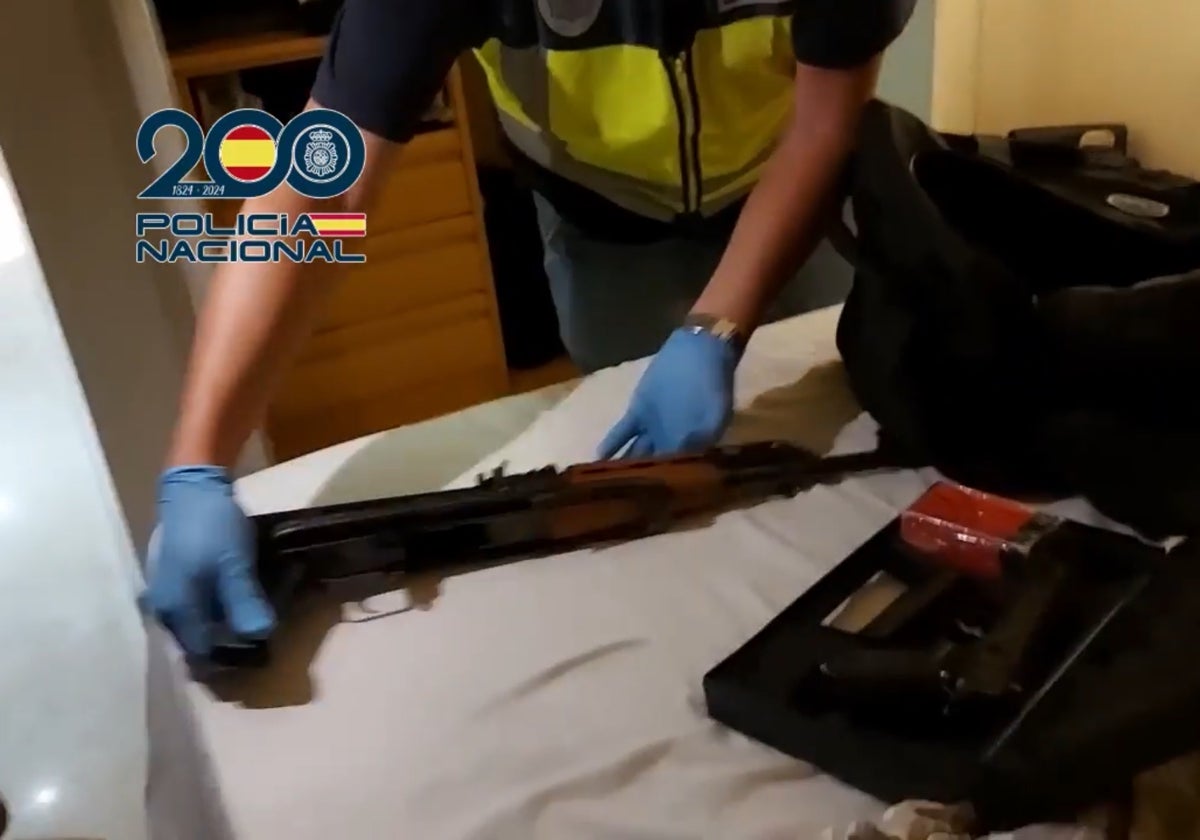 La Policía Nacional se incautó de un AK-47 en los registros