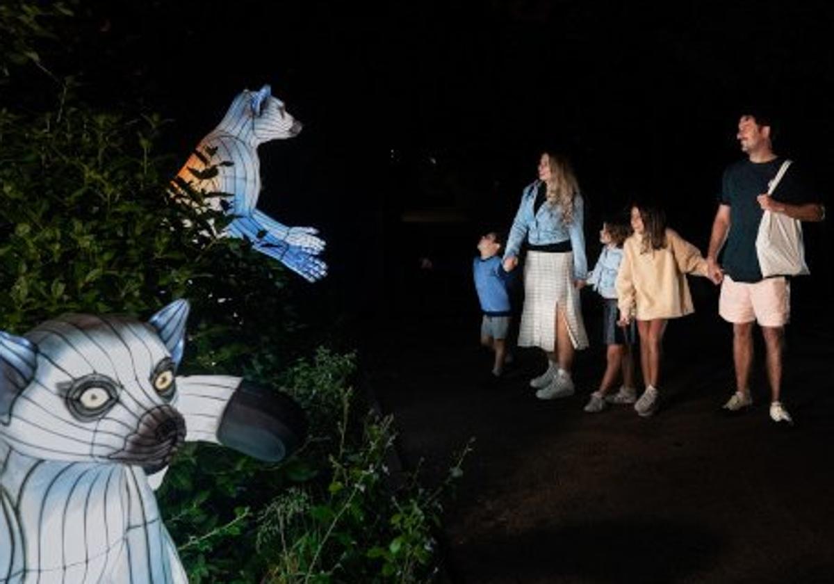 Una familia durante la exposición Brilla Faunia