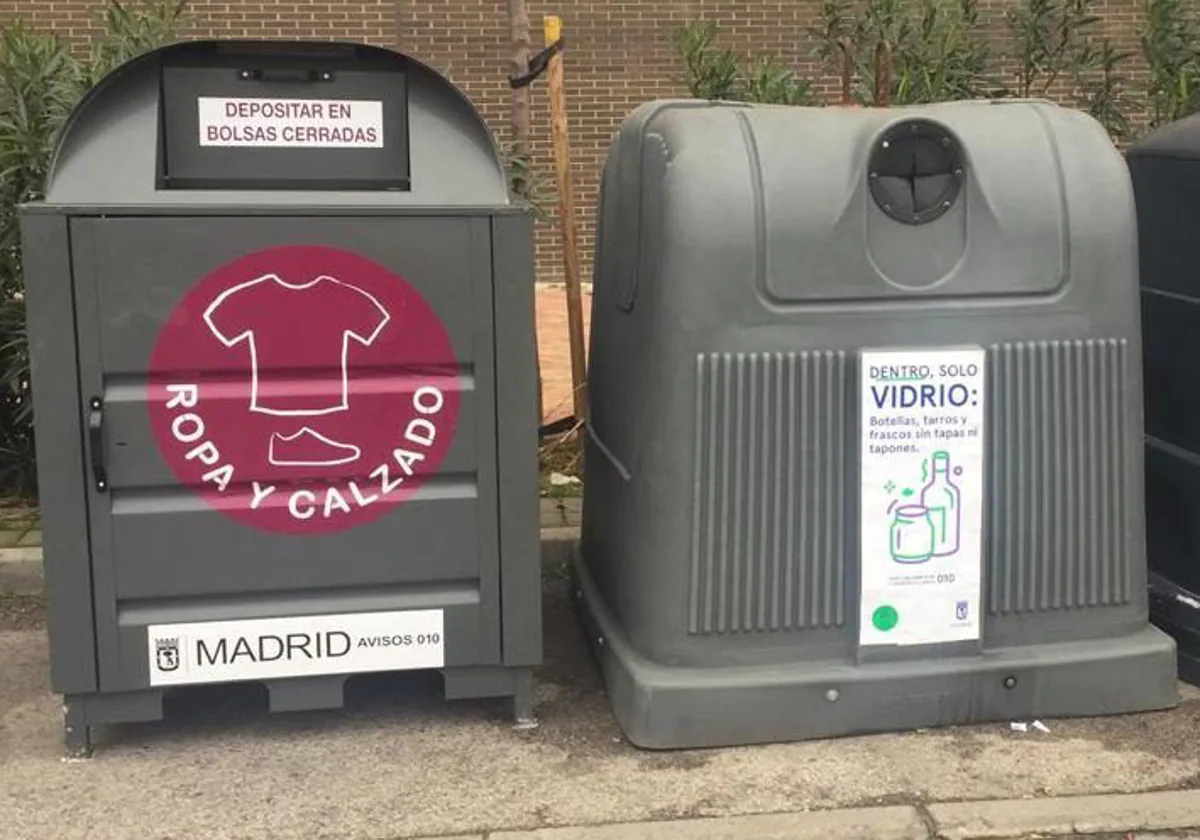 Un contenedor de ropa, junto a otro de vidrio, en Madrid