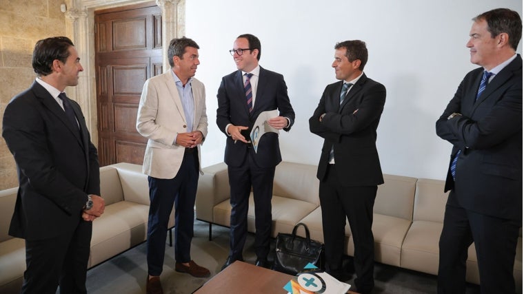 Imagen de la reunión mantenida con el presidente de la Generalitat, Carlos Mazón