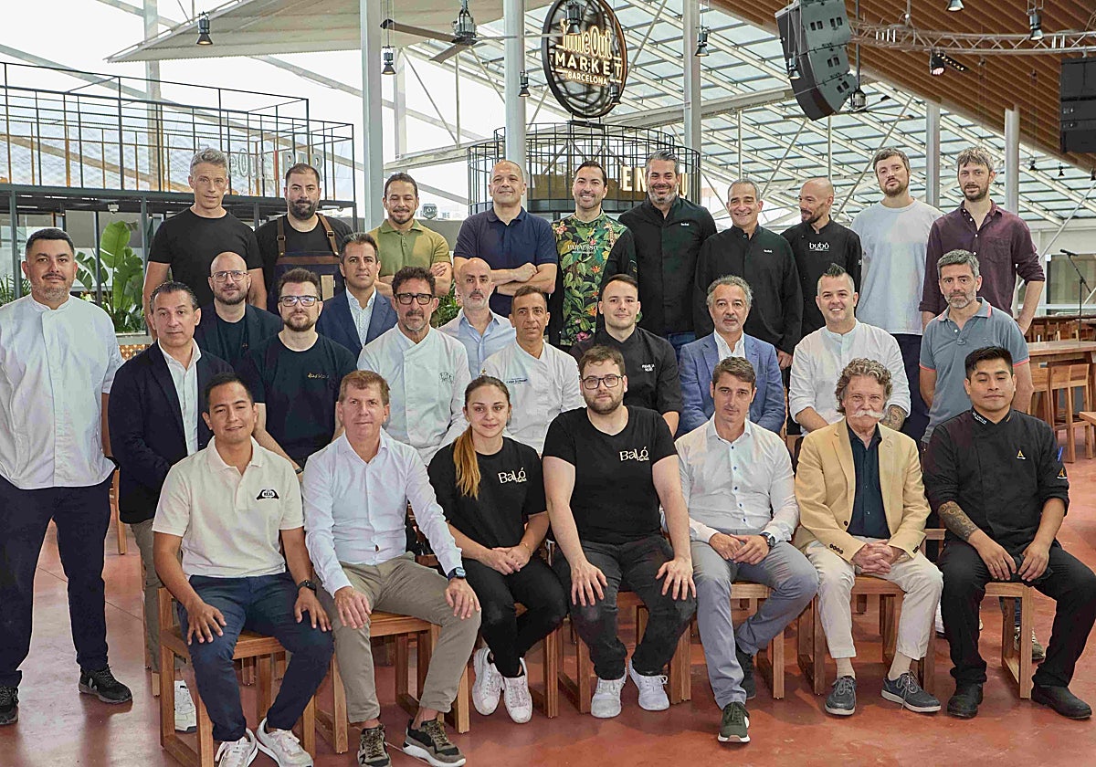Algunos de los chefs y personal del primer Time Out Market que se abre en España, situado en el Port Vell, en el segundo piso del Maremagnum