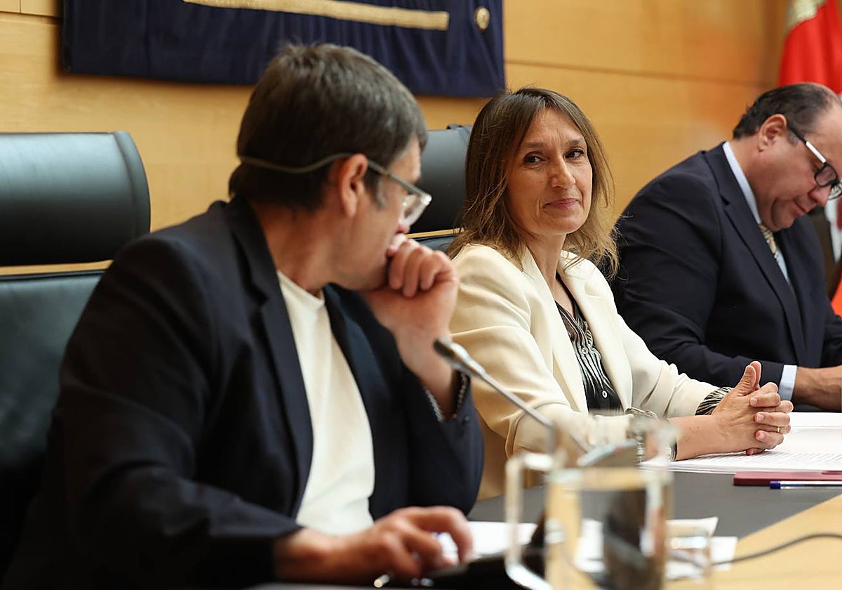 La consejera de Educación, Rocío Lucas, momentos antes de comenzar su comparecencia en las Cortes