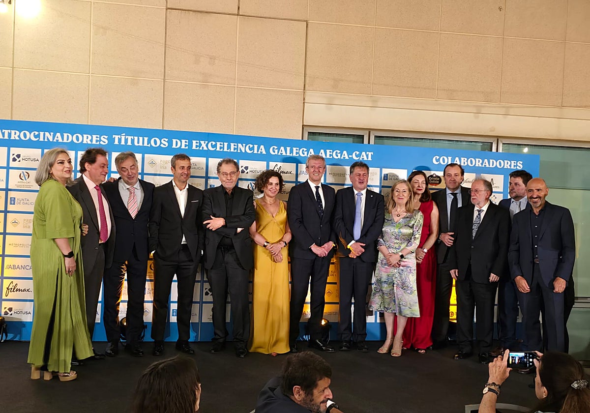 El presidente de la Xunta, Alfredo Rueda, y el de AEGA-CAT y Grupo Hotusa, Amancio López, flanqueados por los premios Excelencia Galega de este año