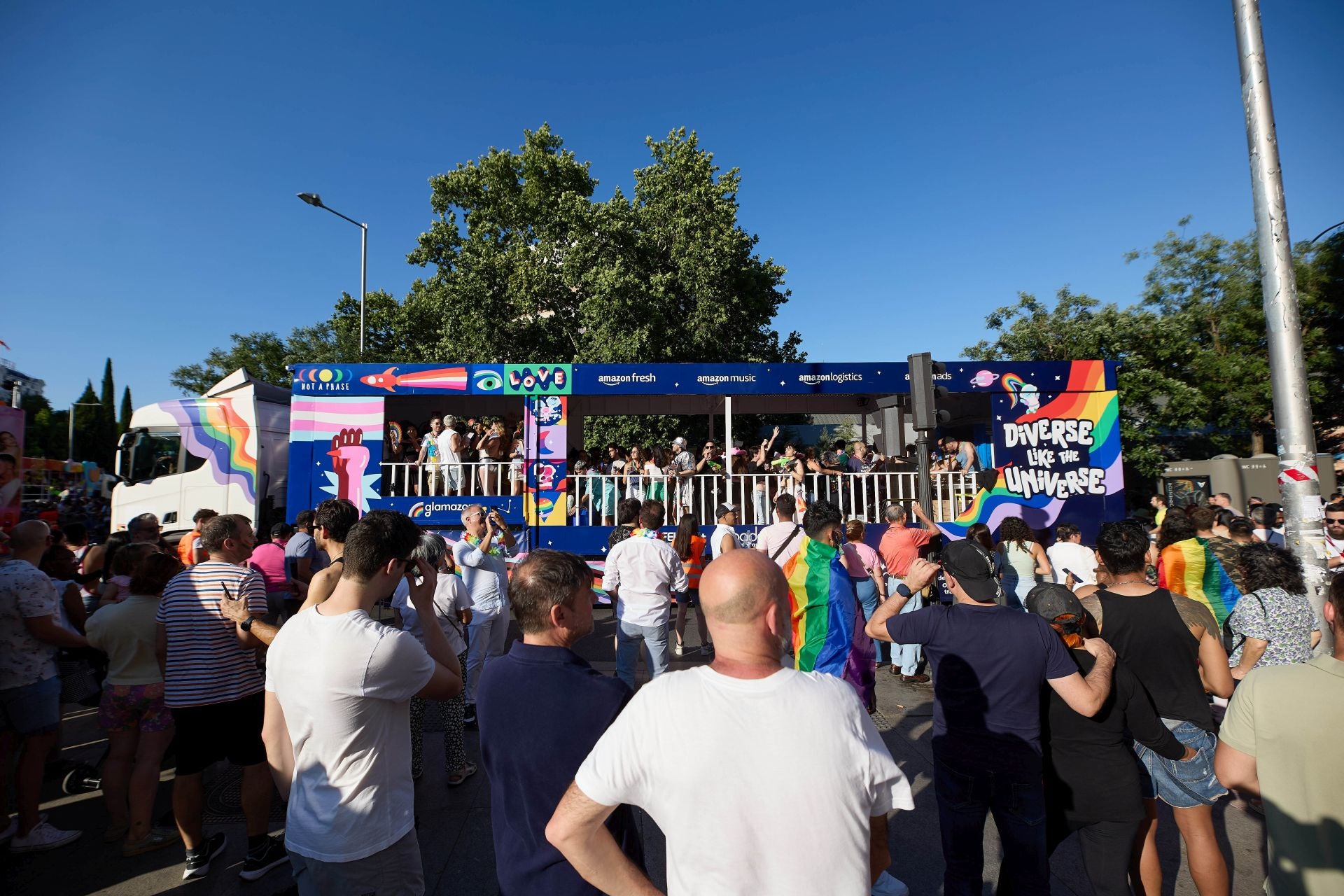 La carroza de Amazon recorre las calles de Madrid