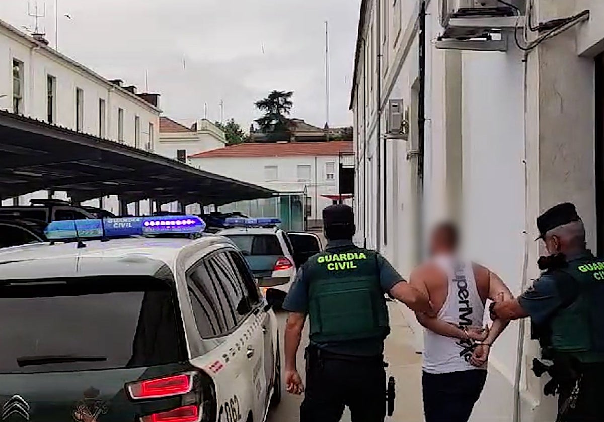 Momento en que la Guardia Civil se lleva a uno de los detenidos