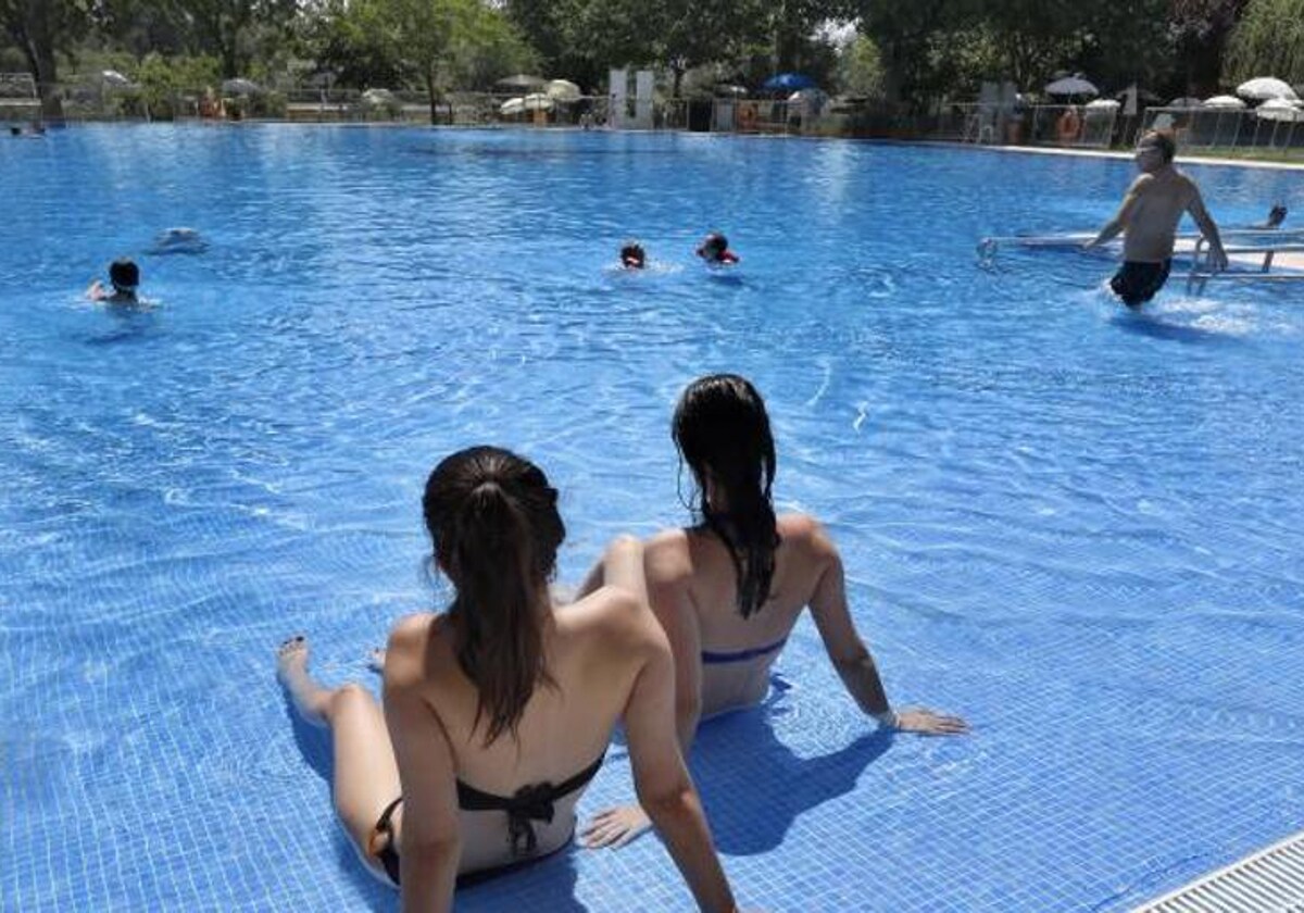 Usuarios en una piscina de una urbanización