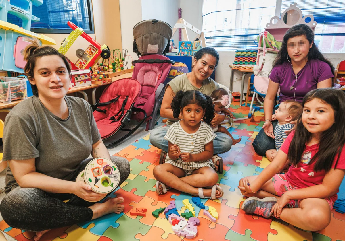 Angie y Jhennefer en uno de los espacios infantiles de la fundación