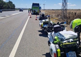 La Guardia Civil tiene que transportar en sus coches a 67 pasajeros de un autobús averiado en la autovía en Palencia