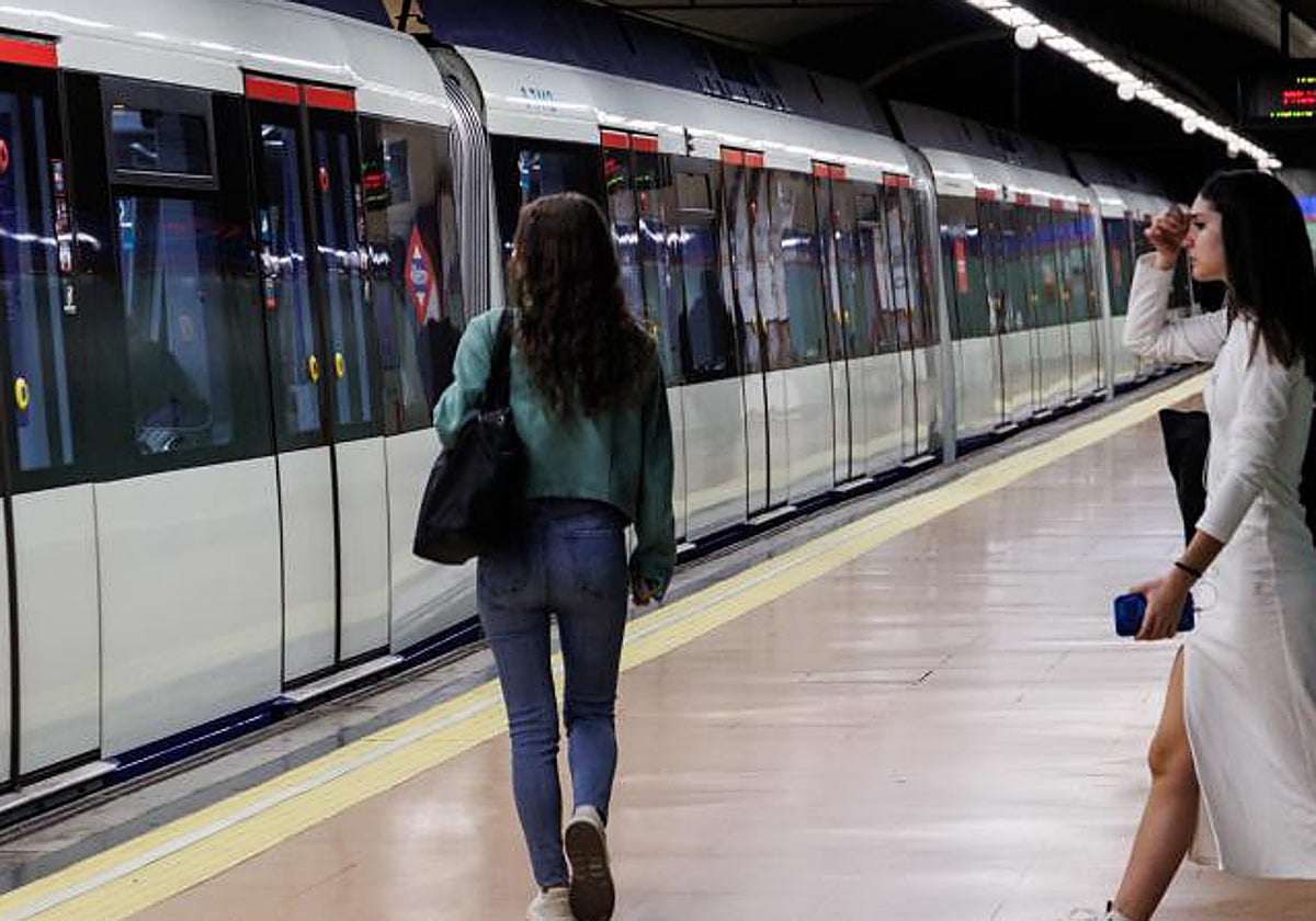 Dos mujeres en un andén de la red de Metro