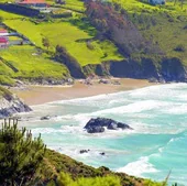 Ni Razo, ni A Frouxeira: esta es la playa de Galicia para iniciarte en el surf este verano